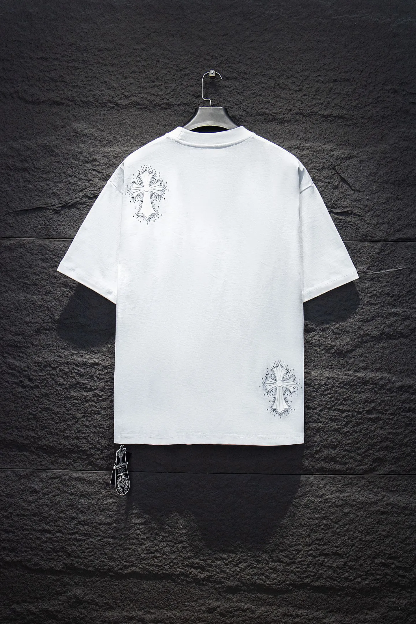P190 🆕Chrome hearts 25ss os version is really charming and Chrome Hearts is really a must-have. Each season's new version is made to the extreme. It is very practical and can be worn casually. Nice✔️ - ⚠️100% cotton. It is made of 32-count double yarn, 260-gram weight fabric and imported knitted needle carded cotton. It has moderate thickness, drape and contour, and the upper body is comfortable! ! It is very tolerant to fat body types and can instantly lose five pounds after wearing it!  Specially ordered many Austrian hot diamonds, which have the bling bling effect of natural crystals under the light, with multi-faceted reflective points, and the production cost is extremely high. The laser molding includes a computer engraving machine and a laser machine, which are accurate in units of particles. Finally, it is hot and set at high temperature. After the hot ironing, the firmness needs to be tested repeatedly on the hot stamping. It can show colorful reflections under the light. The collar webbing extends to the shoulders for reinforcement, and the stitching at the joints. The hem and cuffs are all made with 0.2mm stitch double-thread stitching. They are carefully produced at a high cost. The attitude of making goods with a magnifying glass restores the quality and effect of the product. The full set of customized accessories only presents every detail to the customer. Printing is done using film printing. 50,000 positioning is very time-consuming. The body is treated with silicone elements, which greatly increases the interest of the clothing; unique visual effects. After special treatment, a unique effect is formed. An irregular hem is added to the version. This year's Kroxin is the main version. In the past two years, the oversize version has become the focus of the trend and has been a popular staple in the past two years. The change of designers has made this brand an instant hit. The progressive fashion of the times also needs the blood impact of fresh elements and trendy designs in order to continue its glory! It’s stylish both inside and outside, a must-have for high street travel! An absolute "eye-catching style" that can match couples 💏 Color: Black White Size: S M L XL